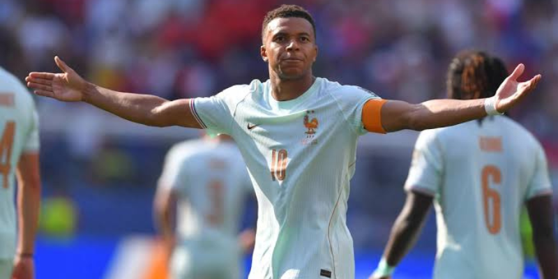 Mbappe phá thêm kỷ lục World Cup